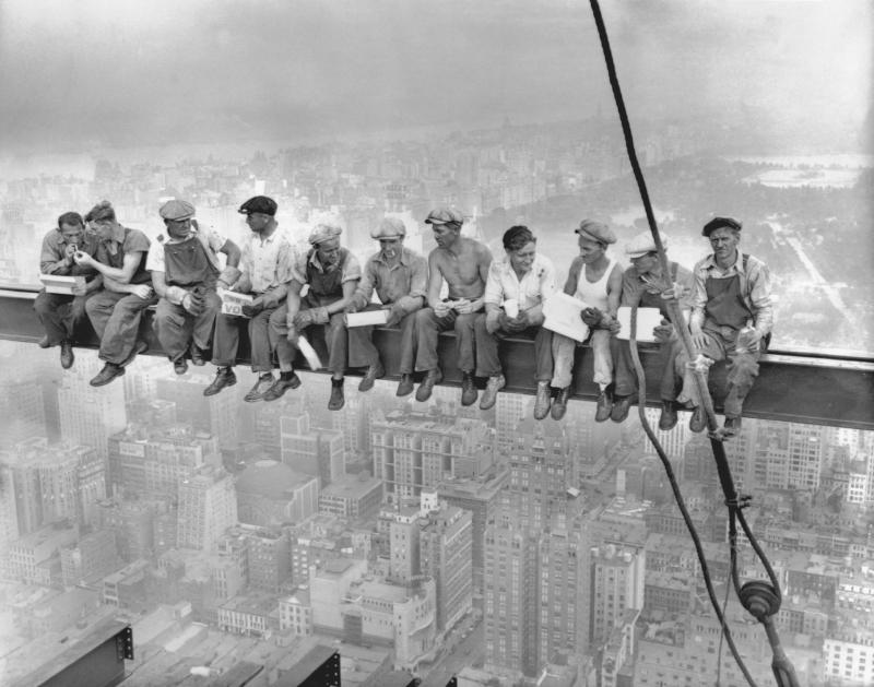 Lunch Atop a Skyscraper，摄影者不详，1932 年 9 月 20 日