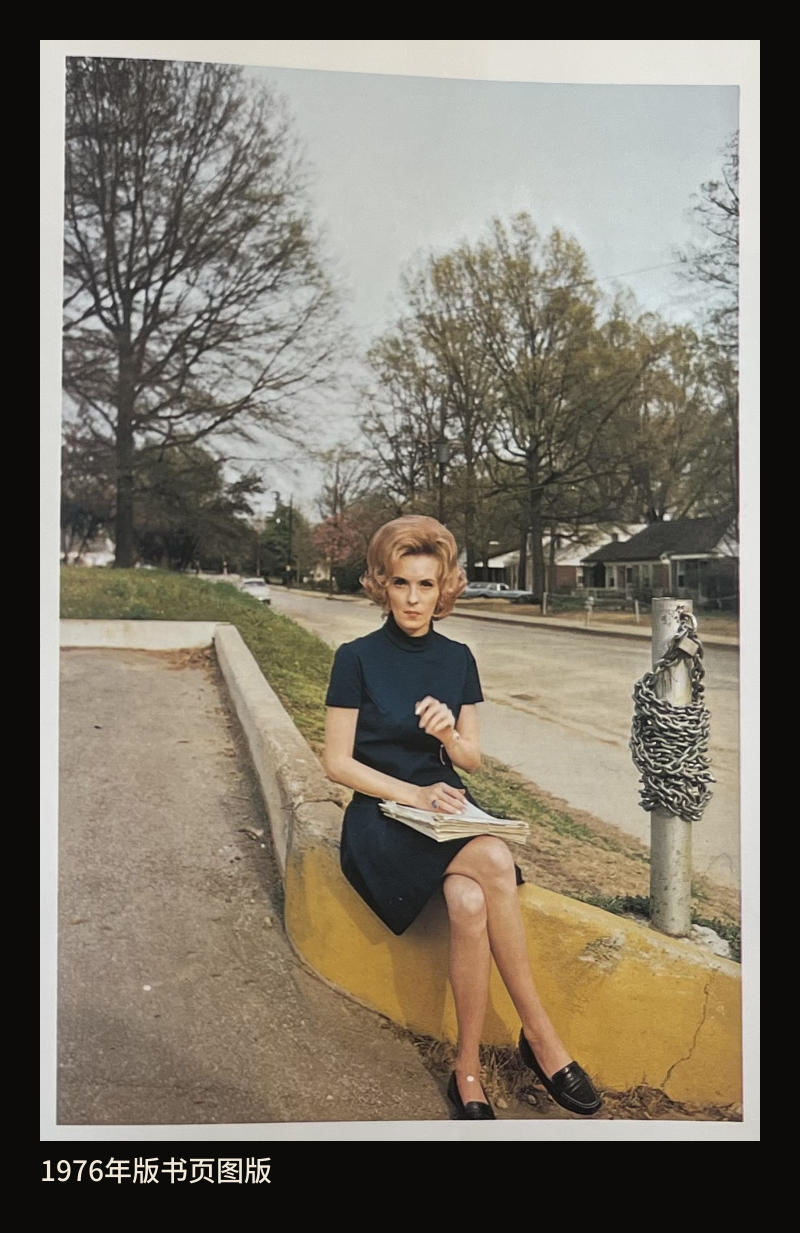 图1：William Eggleston，Memphis，女子坐在黄色路沿上