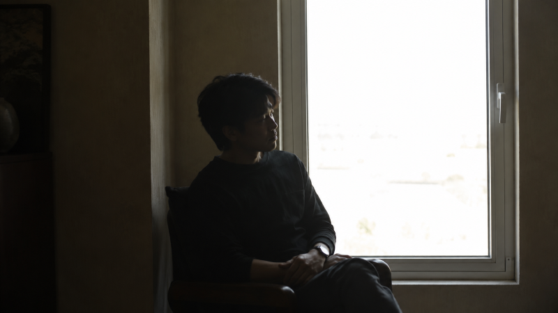 窗边逆光,脸与窗外只能保一个
